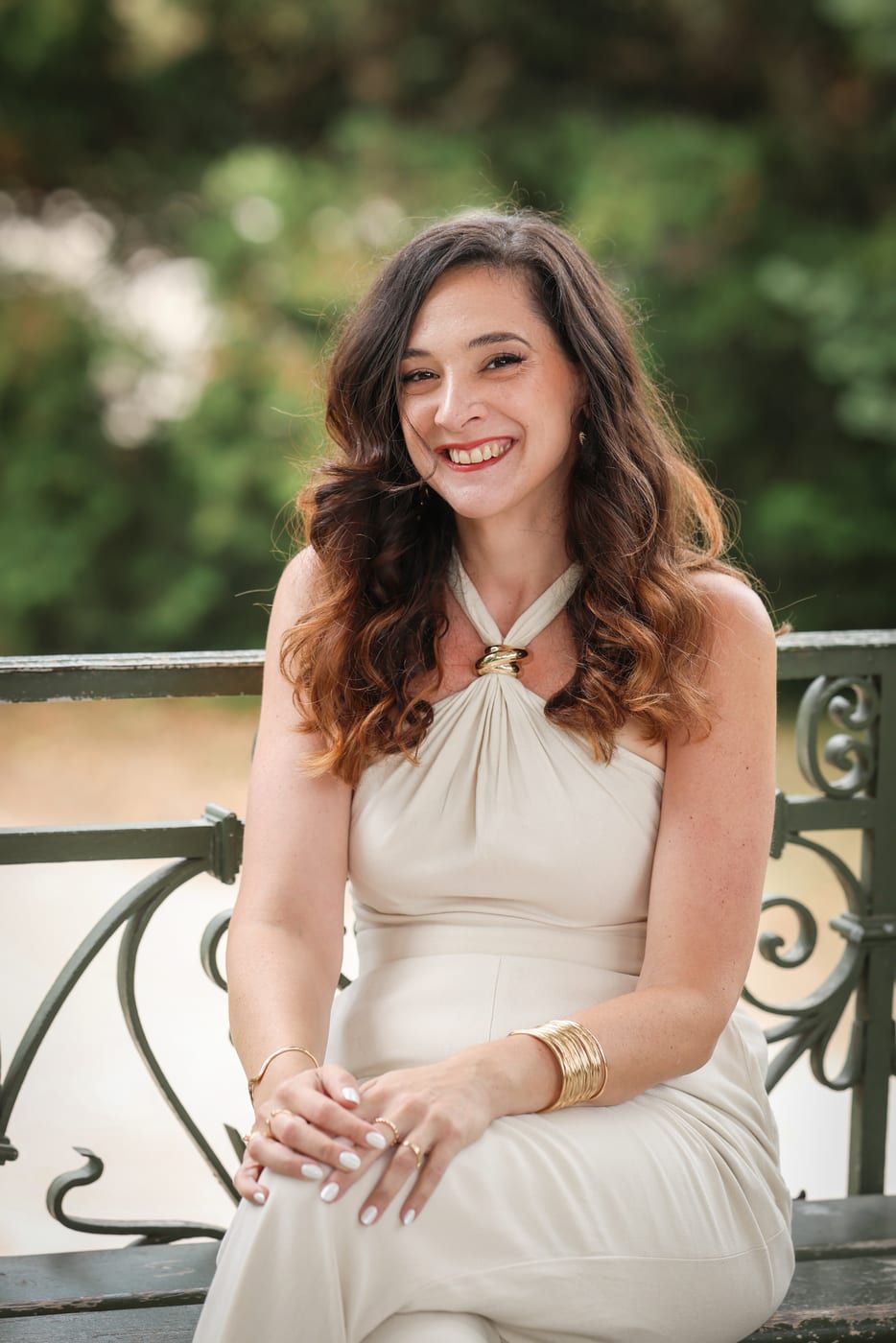 Charlotte Maturano, hypnothérapeute à Tarbes, portrait en extérieur
