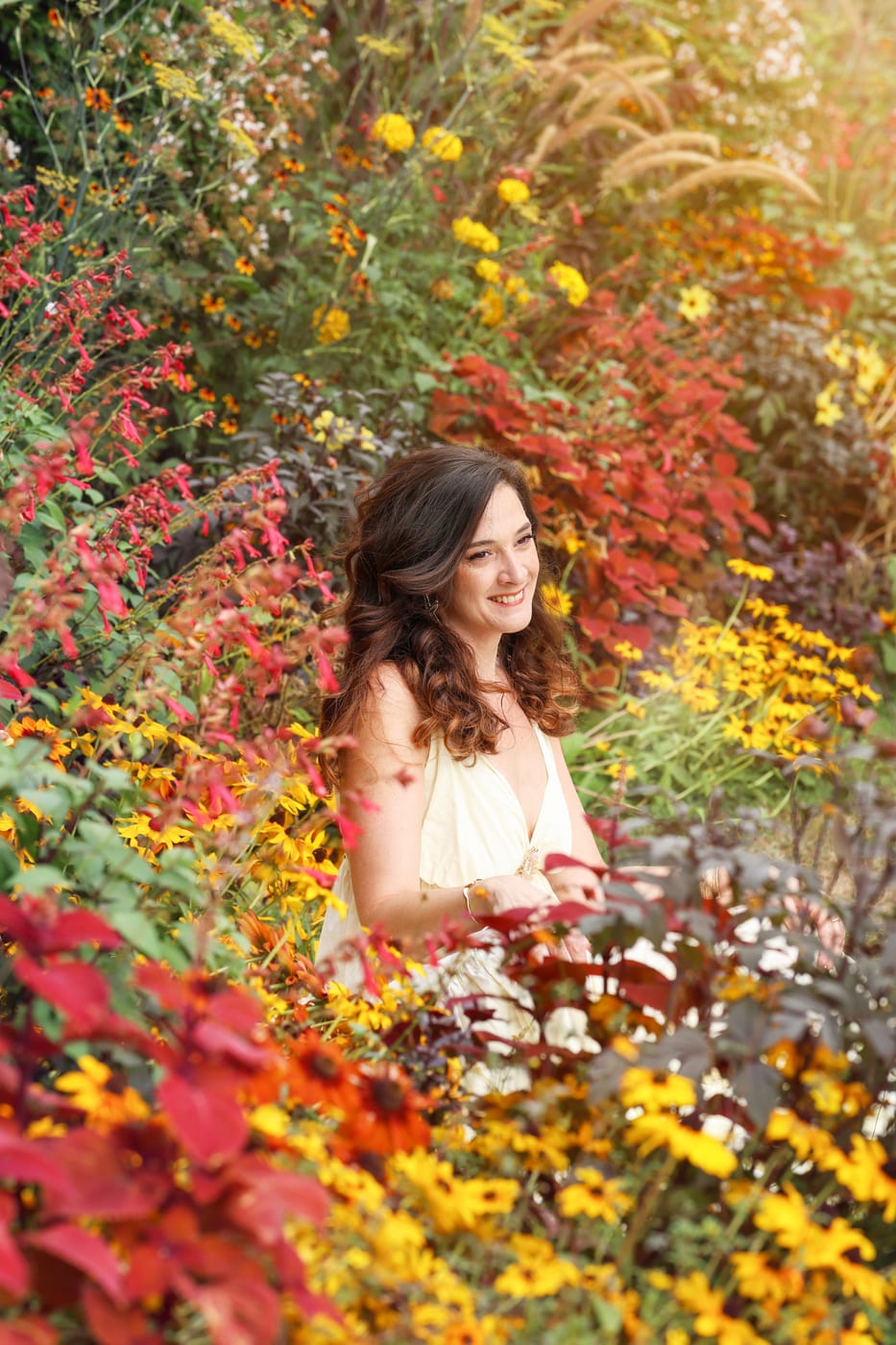 Charlotte Maturano dans un jardin fleuri