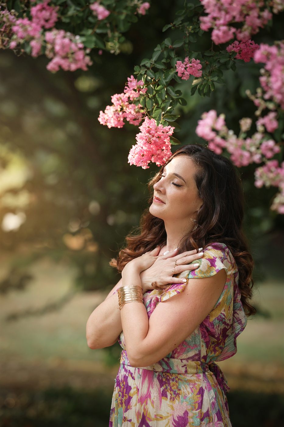 Charlotte Maturano, maître reiki à Salles-Adour, les mains posées sur le cœur