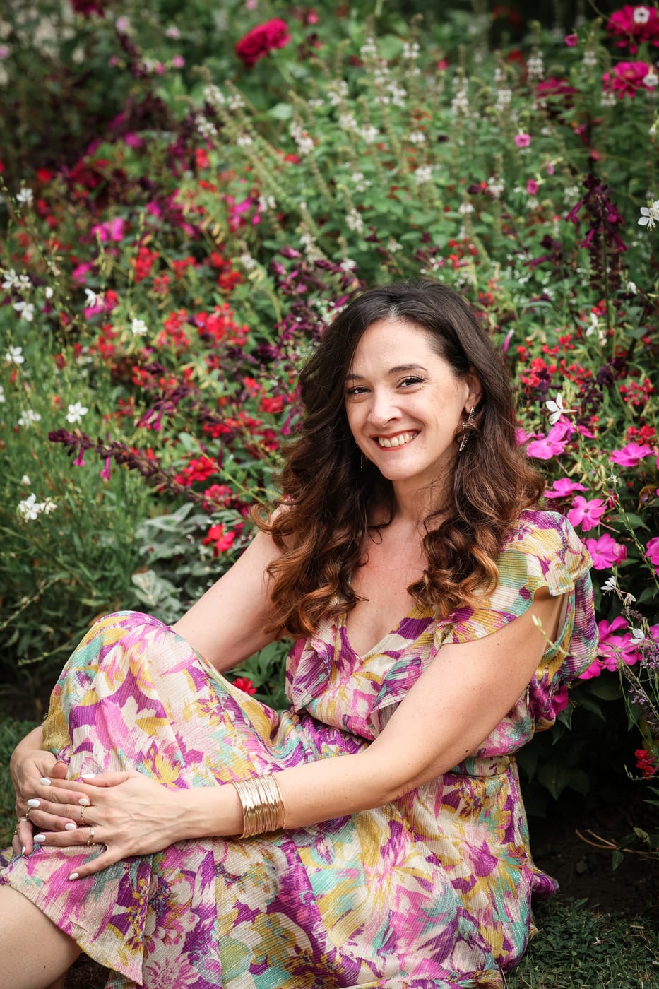 Charlotte Maturano souriante assise dans un jardin